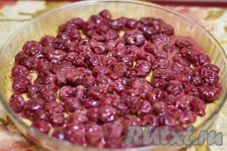 Выкладываем начинку на наш корж, присыпанный сухарями.
