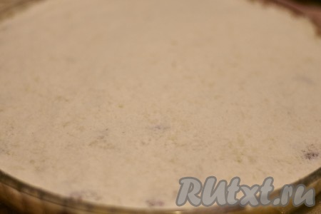 Сверху присыпаем оставшейся крошкой, именно присыпаем, сильно прижимать и ровнять не нужно. Верх пирога должен быть рыхлым.
