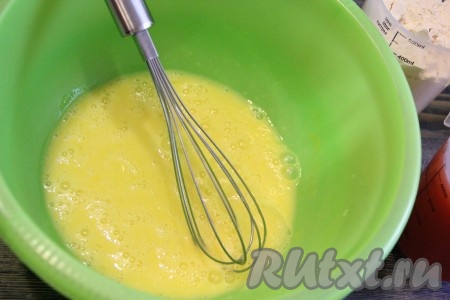 Взбить яйца с сахаром с помощью венчика.
