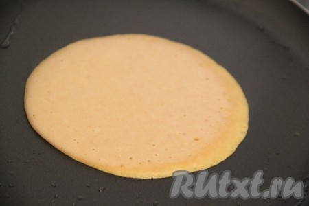 Сковороду для выпекания хорошо накалить и смазать перед первым оладушком растительным маслом. Вылить небольшое количество теста на сковороду.