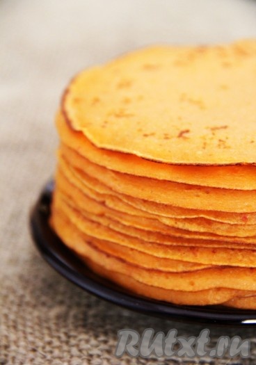 Вот такая красивая и яркая стопочка томатных оладий получилась у меня. Подавайте их с пылу с жару.&nbsp; Если у вас есть томатный сок, обязательно порадуйте вкусными оладьями себя и своих близких!