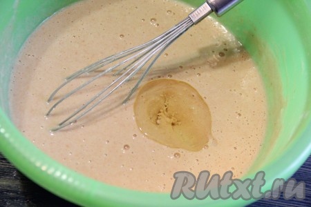 Добавить в тесто растительное масло и хорошо перемешать.