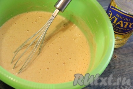 Тесто для томатных оладий должно получиться без комочков, чуть гуще, чем тесто для обычных тонких блинов.