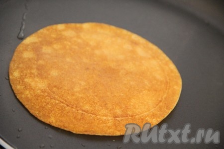 Выпекать оладьи на томатном соке с двух сторон до золотистого цвета на среднем огне, затем переложить на тарелку. Постепенно испечь все оладушки.