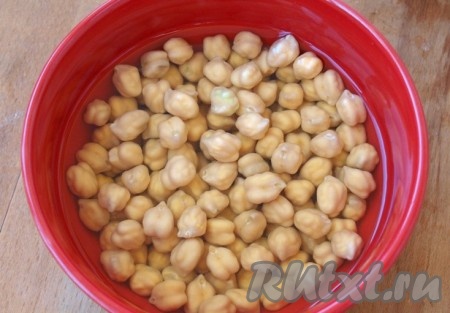Нут промыть и залить примерно на 6-10 часов холодной водой. Спустя отведённое время, рис перебрать, промыть и залить холодной подсоленной водой на 1 час.
