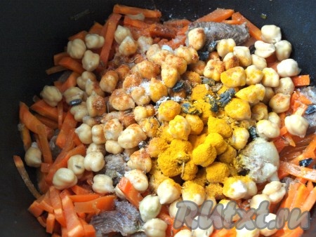 Добавить в казан нут, 2 стакана воды, зиру, барбарис, паприку, куркуму и соль. Казан накрыть, воду довести до кипения, уменьшить огонь и тушить 25 минут.
