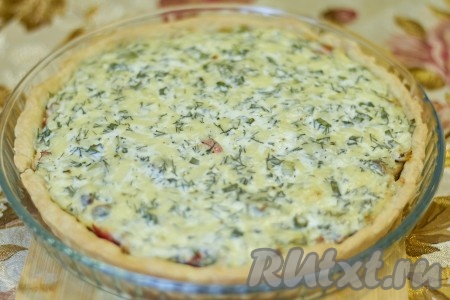 Готовому пирогу даем немного остыть. Аппетитный, вкусный киш с курицей, грибами и перцем можно подавать к столу.
