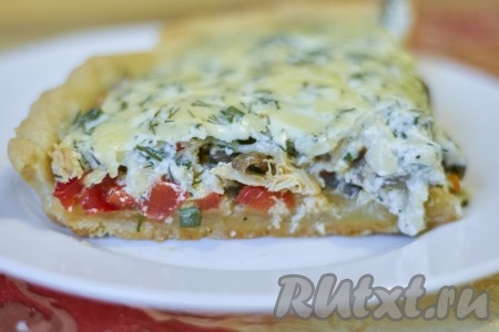 Киш с курицей, грибами и красным перцем