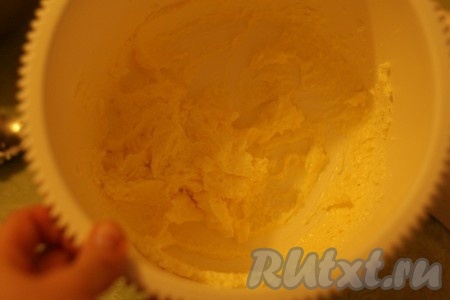 Сливочное масло взбейте миксером на высокой скорости с сахаром в течение 3 минут.
