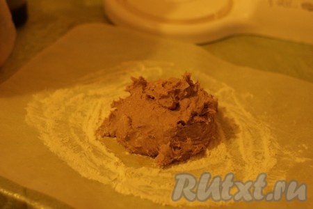 Сформируйте из теста на пекарской бумаге, присыпанной мукой, колбаску диаметром 5 см. 