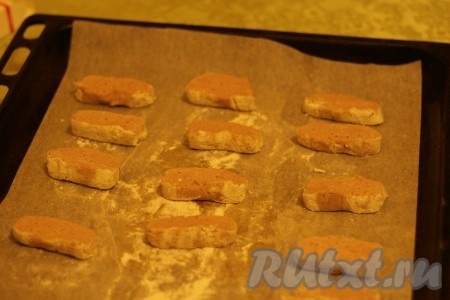 Выложите наше рождественское печенье на противень, застеленный бумагой. 