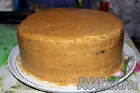 Затем выровнять поверхность торта масляным кремом (я приготовила крем из сливочного масла+сгущенка).
