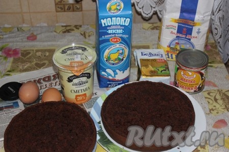 Готовый корж остудить, разрезать на несколько частей и пропитать коржи кремом (я приготовила крем из сметаны+сахар). Можно добавить вишню.
