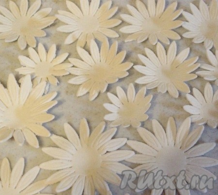 Поставить шоколадный торт в холодильник до полного застывания. Покрыть мастикой. Украсить по желанию.
