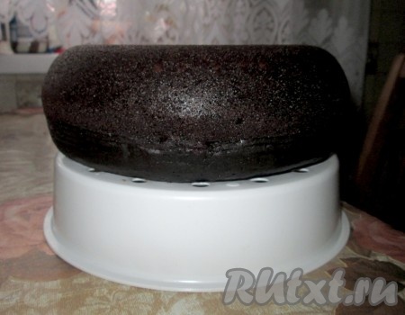 Взбить миксером яйца с сахаром в течение 7-10 минут, ко взбитым яйцам добавить молоко и растительное масло. Аккуратно перемешать ложкой, затем всыпать ванильный сахар, муку, погашенную соду и какао-порошок. Добавить в самом конце 1 стакан кипящей воды (прямо с плиты), перемешать. Тесто получается очень жидким, не пугайтесь. Полученное тесто сразу вылить в форму, смазанную маслом. Выпекать бисквит в разогретой духовке или мультиварке (готовность проверить деревянной шпажкой).