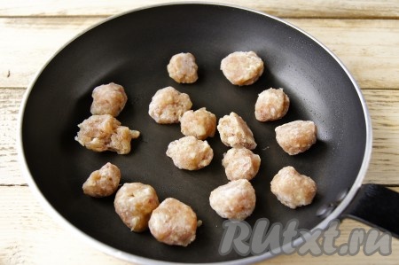 В сковороде прогреть растительное масло, выложить только что сформированные или замороженные (размораживать фрикадельки не нужно) фрикадельки, обжарить на среднем огне в течение 5 минут, периодически переворачивая с одной стороны на другую.