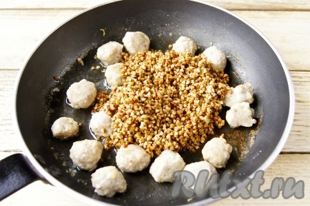 Гречку, если нужно, перебрать, хорошо промыть под проточной водой, затем добавить к обжаренным фрикаделькам, перемешать. Жарить гречку с фрикадельками минуты 2, иногда перемешивая.