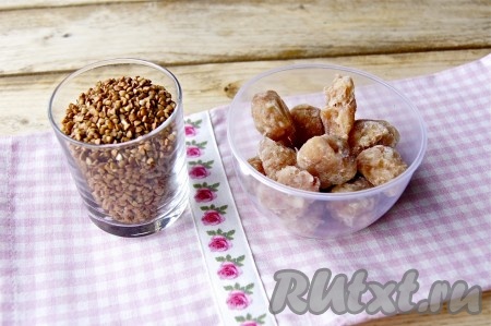 Для получения фарша пропустить кусочки любого мяса (например, свинины, курицы, говядины) и очищенную луковицу через мясорубку, посолить, поперчить получившийся фарш, тщательно перемешать и сформировать из него небольшие шарики - фрикадельки (я сформировала 16 фрикаделек). Фрикадельки я слепила заранее, затем выложила их в один слой на доску, заморозила в морозилке, после этого переложила в целлофановый пакет и снова отправила в морозилку. А перед приготовлением блюда просто их вынула из морозилки.