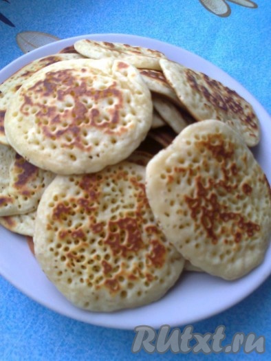 Жарим ещё 1-2 минуты (до подрумянивания снизу), перекладываем на тарелку. Периодически перемешивая тесто, постепенно жарим все аппетитные оладушки. 