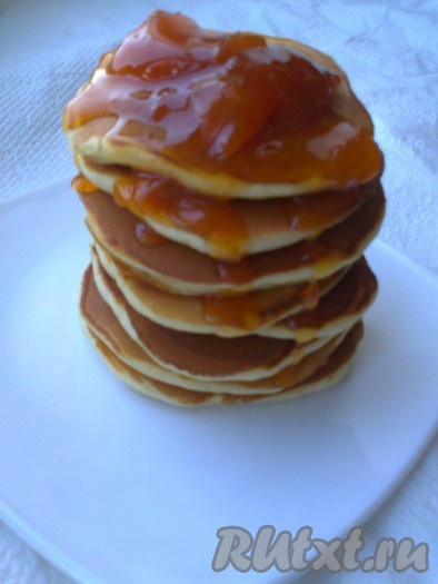 Пышные, очень вкусные, аппетитные оладьи, приготовленные на сыворотке с добавлением яйца, подаём к столу, дополнив, по желанию, вареньем, джемом, сиропом, мёдом. Надеюсь, вам понравится и приятно удивит этот простой и удачный рецепт.