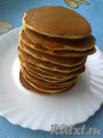 Выкладываем готовые оладьи на тарелку.