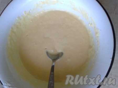 Сыворотку подогреть в течение 20 секунд в микроволновке или заранее достать из холодильника, чтобы она хорошо согрелась. Сыворотка для замешивания теста должна быть тёплой. В глубокую миску всыпаем муку, сахар, соль, соду, гашеную уксусом, и хорошо перемешиваем. Затем добавляем яйцо, тёплую сыворотку, снова перемешиваем, добавляем 3 столовых ложки растительного масла и хорошо перемешиваем (ориентировочно в течение 2 минут). Должно получиться довольно густое тесто, напоминающее в меру густую сметану.