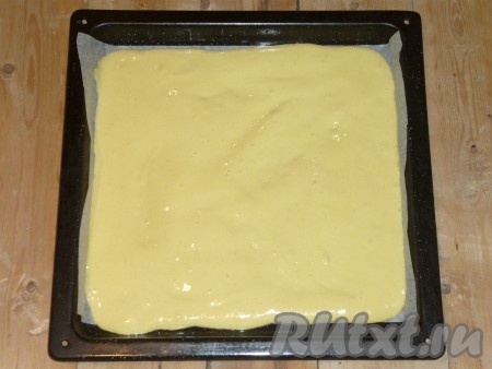 Муку просеять и ввести в яичную массу. Аккуратно перемешать. Должно получиться воздушное бисквитное тесто, по консистенции, как густая сметана. Противень застелить пергаментом и вылить тесто, разровнять.&nbsp;
