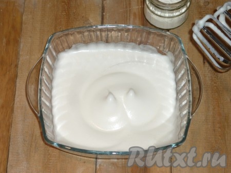 В первую очередь нужно приготовить бисквит. Для этого отделить белки от желтков. Белки взбить миксером с 2 столовыми ложками сахара в стойкую пену.&nbsp;
