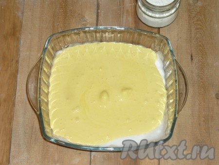 Желтки взбить с оставшимся сахаром до побеления. Соединить белки с желтками и аккуратно перемешать снизу вверх.
