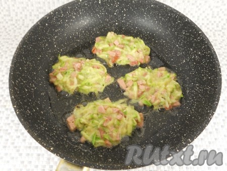 Все еще раз перемешать и оставить минут на 5-7. Далее посолить по вкусу, солим непосредственно перед жаркой, чтобы не было много лишней жидкости. Выкладывать массу из кабачков на разогретую с растительным маслом сковороду ложкой, в виде небольших оладий.
