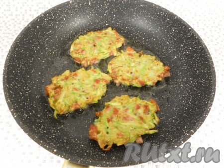 Жарить оладьи на среднем огне до румяной корочки с обеих сторон.