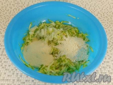 Хорошенько перемешать и всыпать манную крупу и муку.
