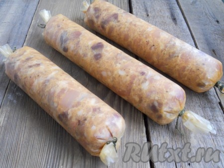 Накрыть посуду с фаршем и поместить в холодильник на 12-15 часов. Оболочку замочить в теплой воде на 5-10 минут, обсушить и наполнить фаршем. Наполнять нужно очень плотно, выгоняя весь воздух. Тщательно перевязать концы кулинарной нитью или шпагатом. Оставить батоны колбасы в прохладном месте отлежаться еще на 5-6 часов.&nbsp;

