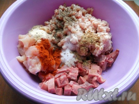 Добавить к мясу все специи и два вида соли.
