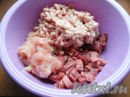 Язык нужно очистить сырым, сделать это можно при помощи острого ножа, счищая верхний слой вкруговую, как кожуру с апельсина. Язык должен быть подмороженным. Мясо также должно быть хорошо охлажденным. Далее куриное мясо с бедер прокрутить на мясорубке со средней решеткой, филе нарезать небольшими кусочками, а язык - кубиками.
