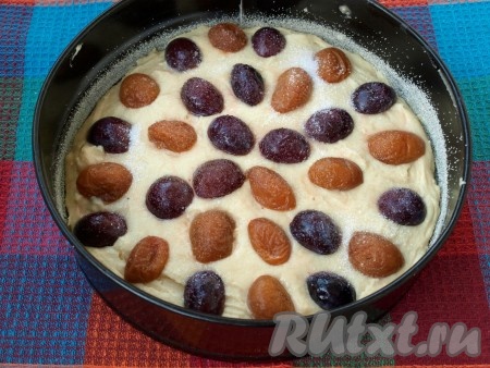 Итоговое тесто для пирога должно медленно стекать с ложки, напоминать в меру густую сметану. Как только добились такой консистенции, больше муку не добавляйте. Муки может потребовать как больше, так и меньше, всё зависит от размера яиц, жирности кефира и свойств муки. Дно и бока формы для выпечки смазать сливочным маслом, я ещё дополнительно присыпала манкой, чтобы готовый пирог лучше отходил от формы. Затем выложить тесто, разровнять и сверху разложить фрукты.