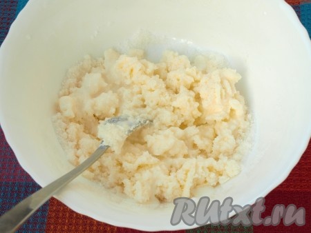 Замороженные фрукты и сливочное масло заранее достать из холодильника, чтобы фрукты успели немного разморозиться, а масло стало комнатной температуры. В объёмной миске растереть вилкой мягкое сливочное масло с сахаром до однородной массы, затем добавить щепотку соли, влить кефир, перемешать.