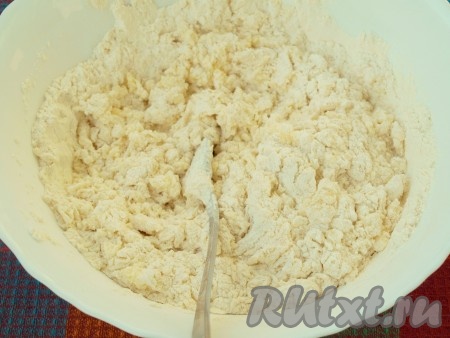 Добавить яйца, вмешать. Всыпать половину муки и весь разрыхлитель, тщательно перемешать. Затем частями, по столовой ложке подмешивать оставшуюся муку, перемешивая тесто.