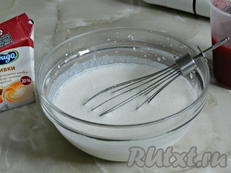Сливочный сыр взбить со сливками. Добавить по вкусу сахарную пудру с учетом сладости ягодного пюре.