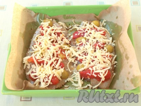 Сверху натереть сыр.
