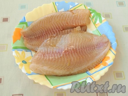 Филе тилапии вымыть и обсушить бумажными салфетками (или бумажным полотенцем). Соединить соевый соус с оливковым маслом, хорошо перемешать, полученной смесью смазать филе рыбы и оставить ненадолго.
