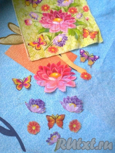 и вырезаем цветы или узоры.