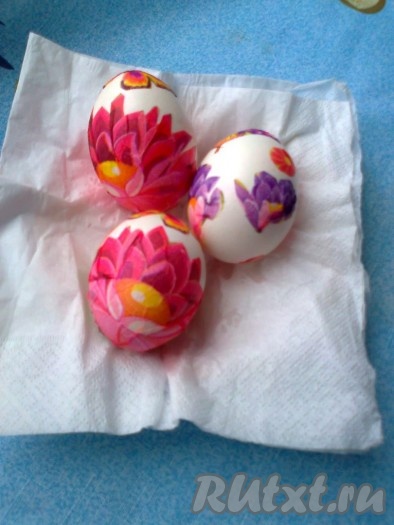 После того как все узоры распределены, надо еще раз яйцо сверху хорошо промазать белком и оставить сушиться. Высушивать сделанные пасхальные яйца лучше на решетке или салфетке.