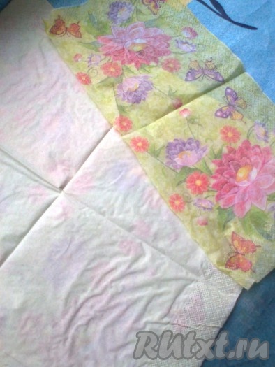 Можно использовать и вареное яйцо, если вы не собираетесь его долго хранить. Для работы лучше подойдут салфетки с мелким рисунком. Снимаем два нижних слоя у салфеток