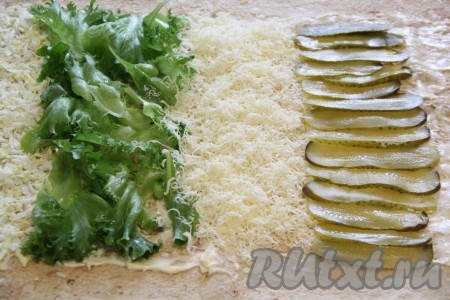 Огурцы нарезать на тонкие полоски и выложить рядом с сыром.