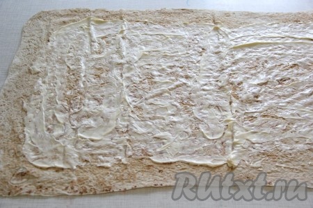 Смазать лаваш майонезом, оставляя края лаваша не смазанными.
