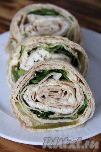 Готовый рулет из лаваша, приготовленный с маринованным огурцом, яйцами и сыром, нарезать на кусочки и подать к столу. Вот такая яркая и аппетитная закуска получилась!