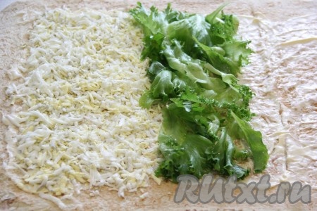 Затем выложить листья салата (если листья салата крупные, их можно порвать руками на части, а затем уже выложить на лаваш). При желании, яйца и листья салата можно слегка посолить. Если честно, мне соли хватило, но не все любят пресную пищу.