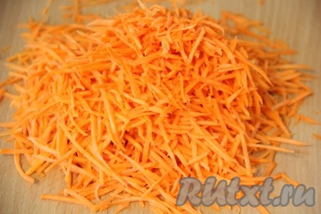 Морковь натереть на крупной тёрке или на тёрке для моркови по-корейски.