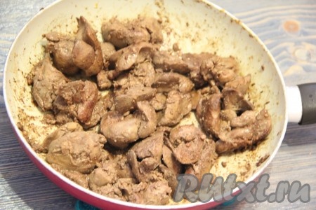 Обжарить печень  до готовности, а затем остудить. Не пересушите печень, но и примеси крови при прокалывании вилкой не должно быть. Я обжариваю печень примерно 15 минут.